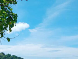 Di Pangandaran, Pak Wagyo Bertahan dengan Papan Selancar dan Filosofi Sepuasnya