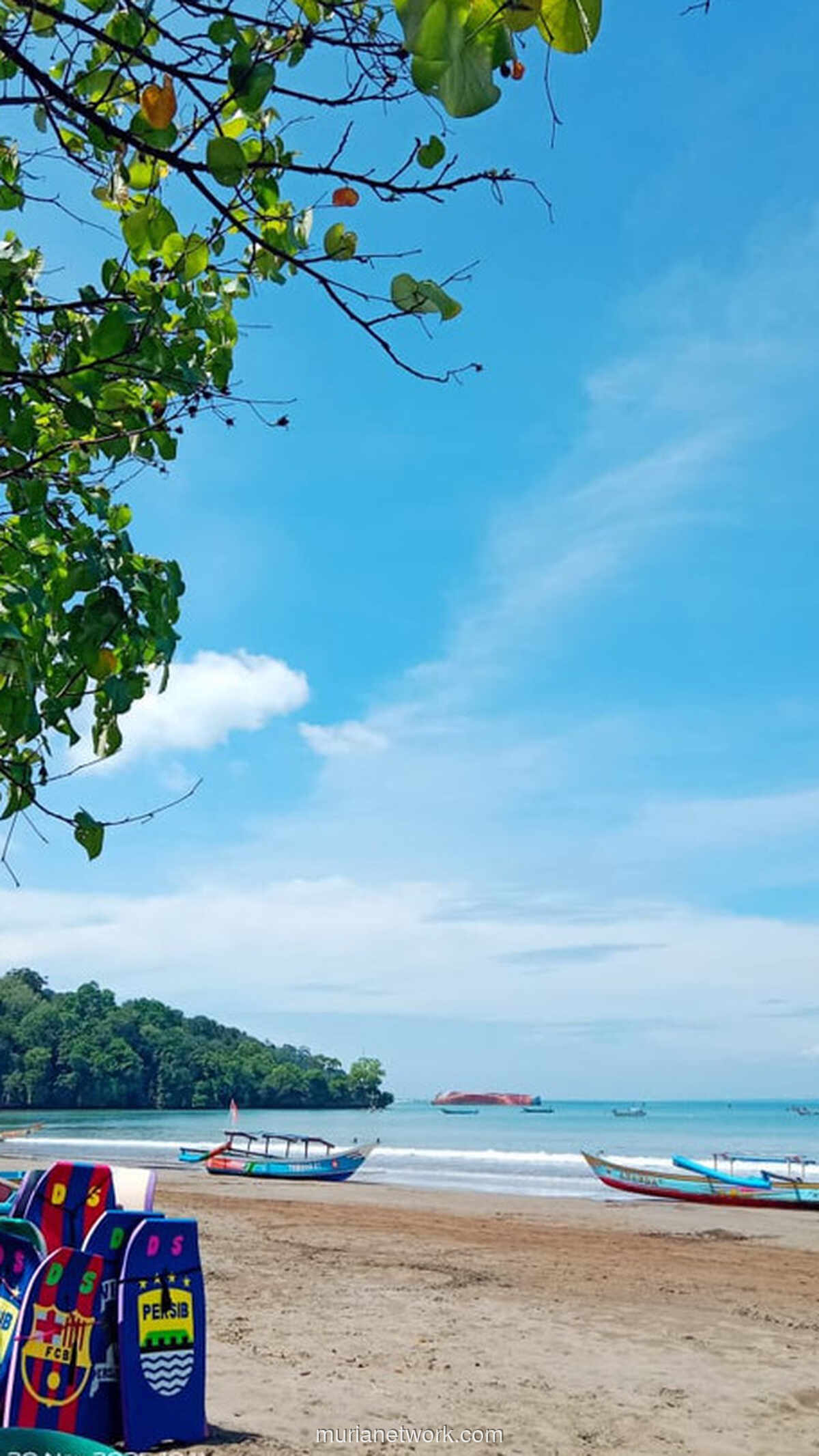 Di Pangandaran, Pak Wagyo Bertahan dengan Papan Selancar dan Filosofi Sepuasnya