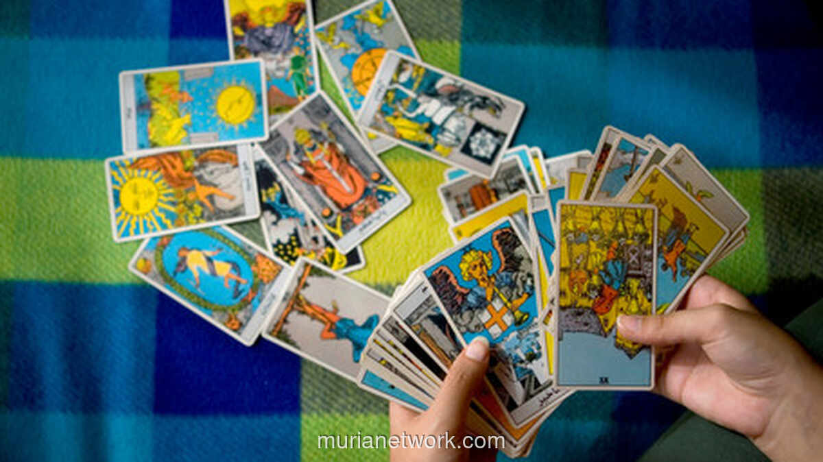 Gen Z Ramai-Ramai Konsultasi Tarot, Okupansi Hotel Natal Belum Merata