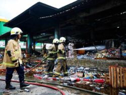 Kebakaran Hanguskan 350 Kios Buah di Pasar Induk Kramat Jati