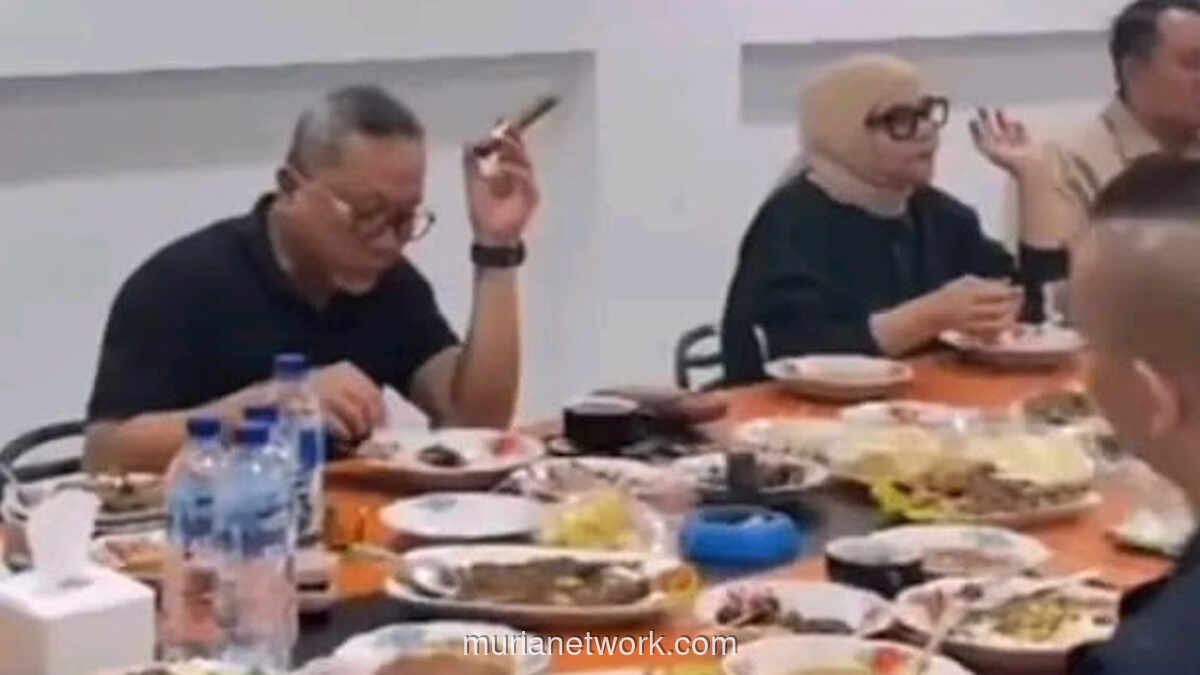 Zulkifli Hasan Santai Nikmati Sate Aceh Usai Tinjau Daerah Banjir