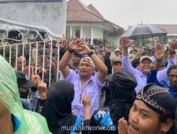 Buruh Serang Serukan Kenaikan UMK 12 Persen di Depan Pendopo Bupati