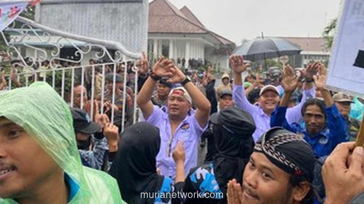Buruh Serang Serukan Kenaikan UMK 12 Persen di Depan Pendopo Bupati