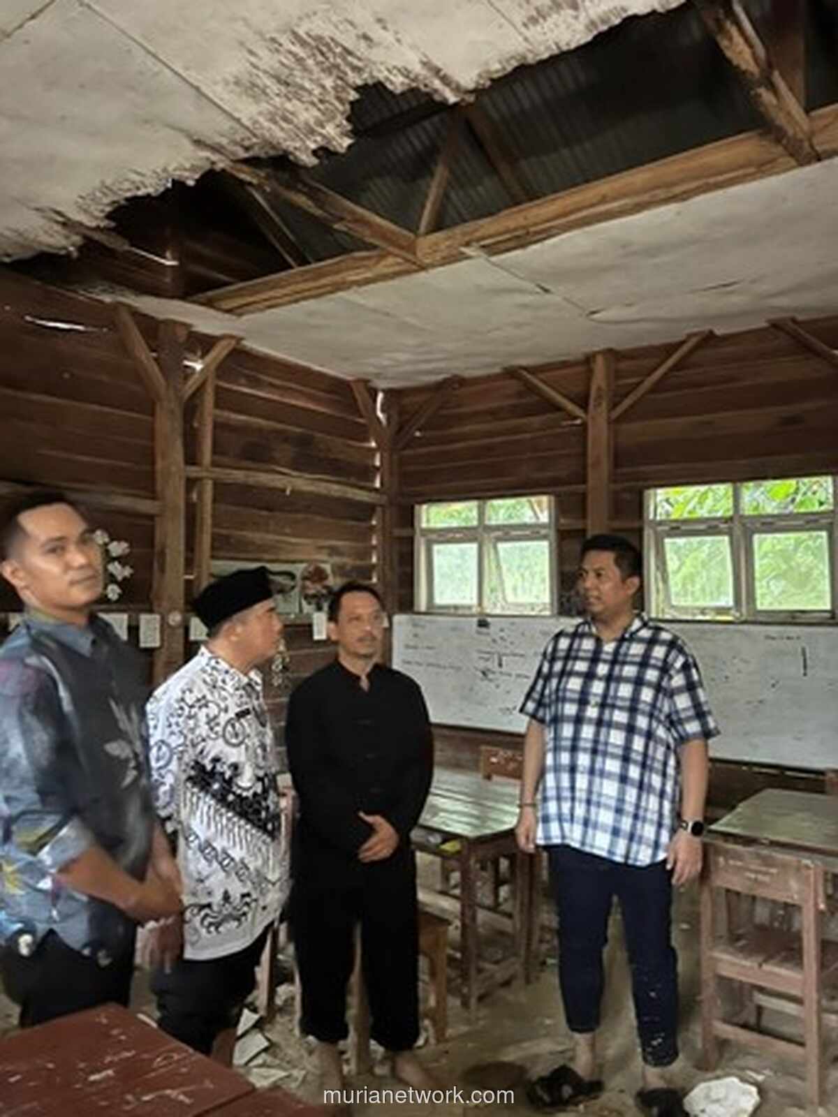 Guru Tunggal Berjuang di Sekolah Lapuk Kawasan Hutan Pandeglang