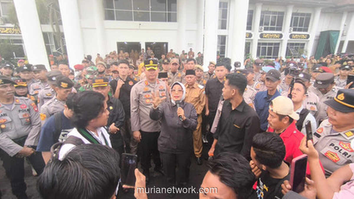 Aksi Keempat, Bupati Mempawah Akhirnya Temui Massa Penolak Rumah Dinas Rp 15 Miliar