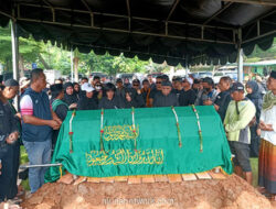 Azan Terakhir Quentin untuk Sang Ayah, Karina Tak Kuasa Menahan Tangis di Pemakaman Epy Kusnandar