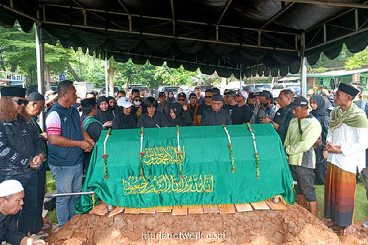 Azan Terakhir Quentin untuk Sang Ayah, Karina Tak Kuasa Menahan Tangis di Pemakaman Epy Kusnandar