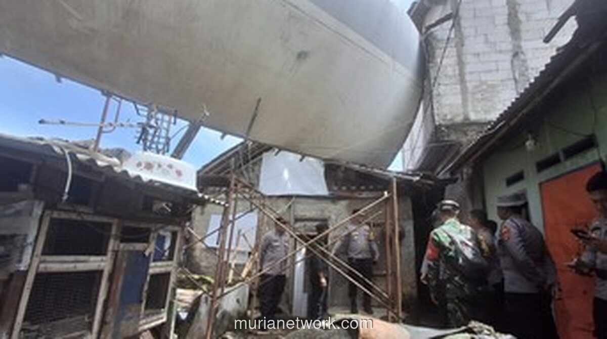 Puing Pesawat Jumbo 747 Tertancap di Atap Rumah Warga Bogor