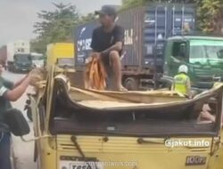 Muatan Besi Ambles, Truk Ringsek dan Tewaskan Sopir-Kernet di Cakung