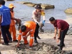 Pantai Sakura Dibersihkan, Polres Seribu Siapkan Pesona Jelang Tahun Baru