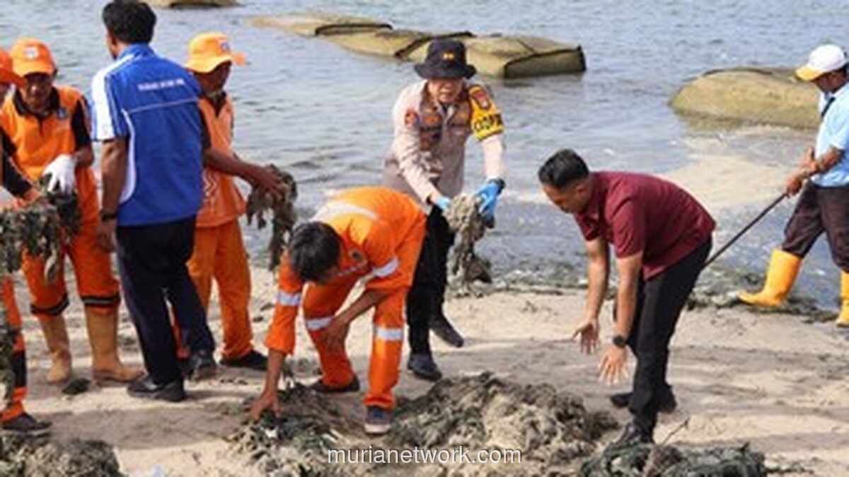 Pantai Sakura Dibersihkan, Polres Seribu Siapkan Pesona Jelang Tahun Baru