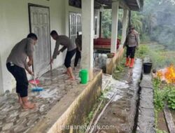 Brimob Riau Bersihkan Surau dan Pondok Quran di Tengah Reruntuhan Galodo