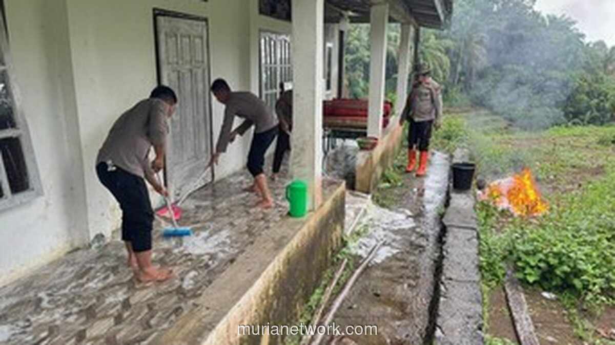 Brimob Riau Bersihkan Surau dan Pondok Quran di Tengah Reruntuhan Galodo