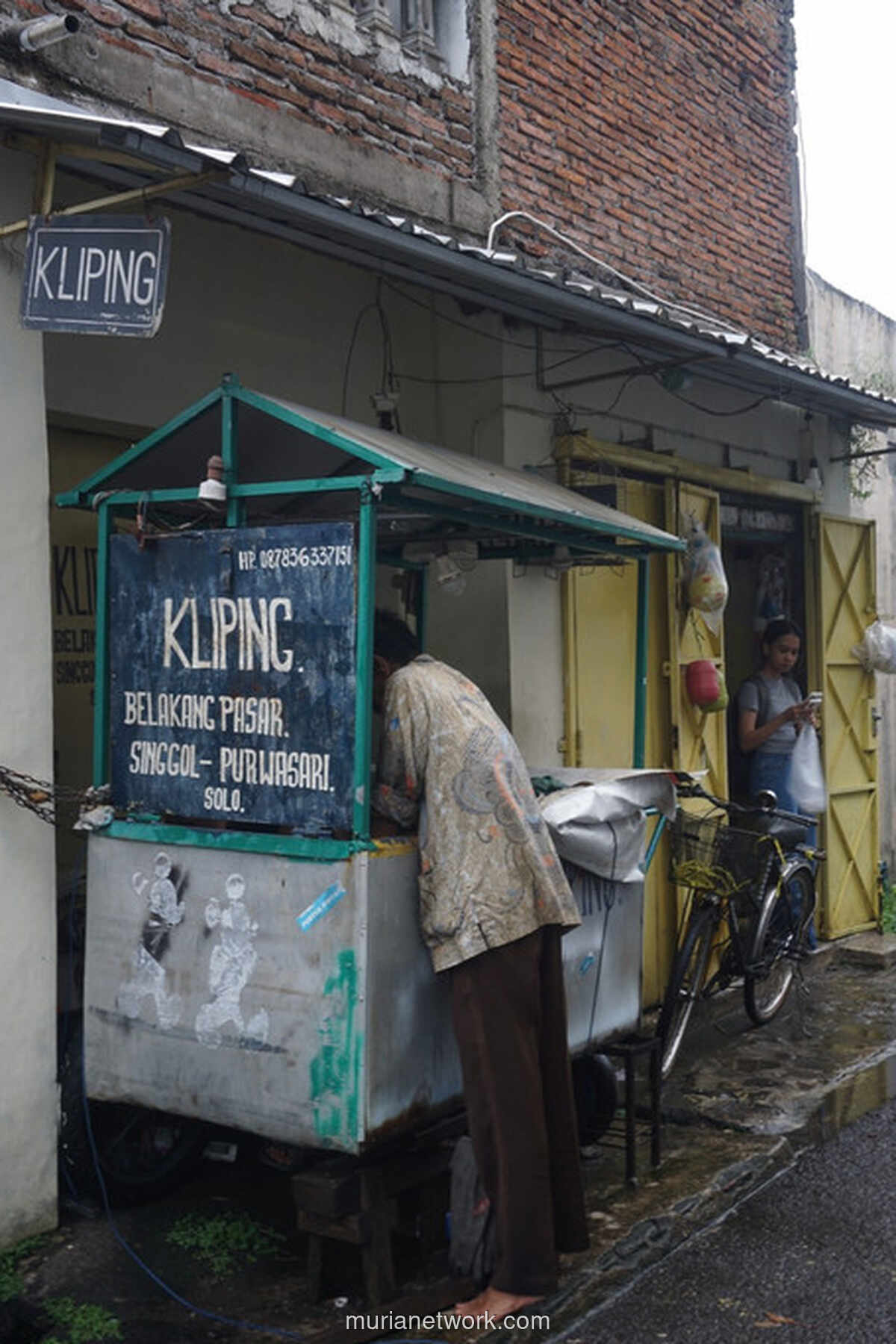 Di Sudut Solo, Pak Harsoyo (76) Bertahan Menjual Kliping Koran Sejak 1984