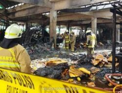 Karbit dan Tumpukan Kertas Diduga Jadi Bahan Bakar Kebakaran Pasar Kramat Jati