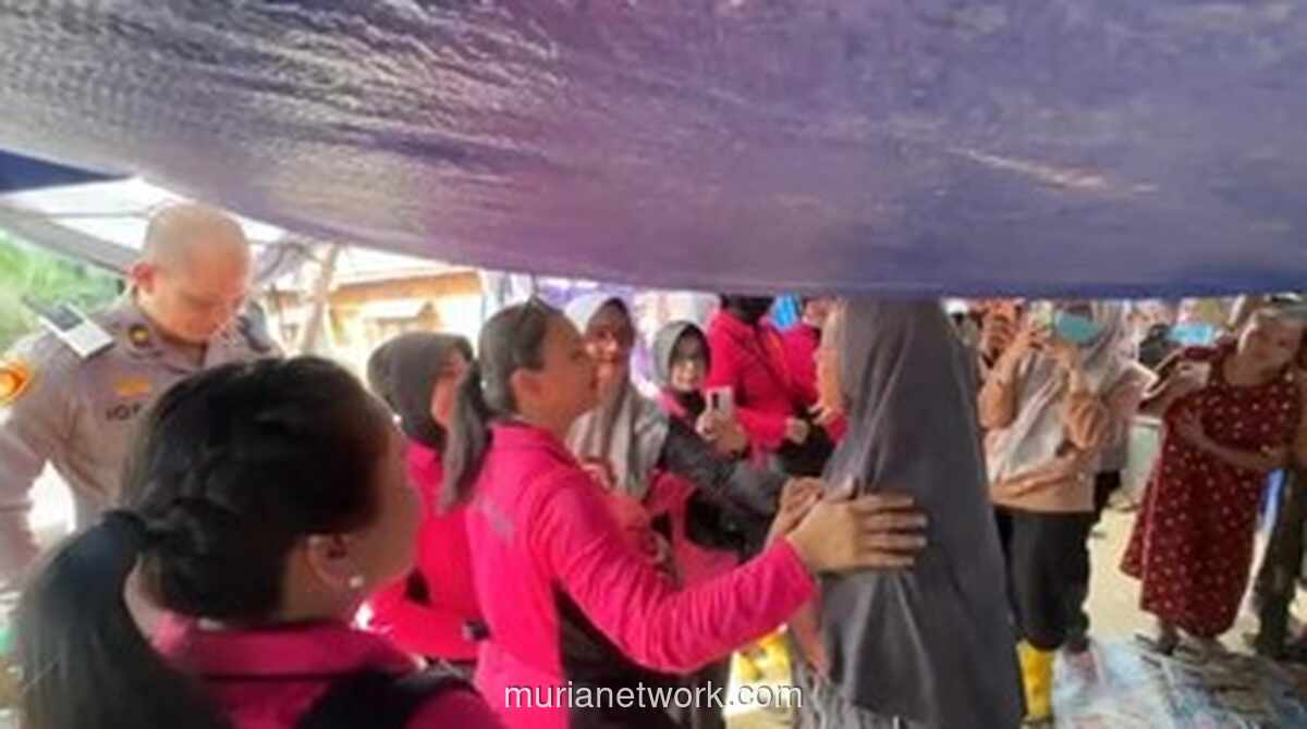 Senyum Juliati Sigit Hangatkan Pengungsian Banjir Aceh Tamiang