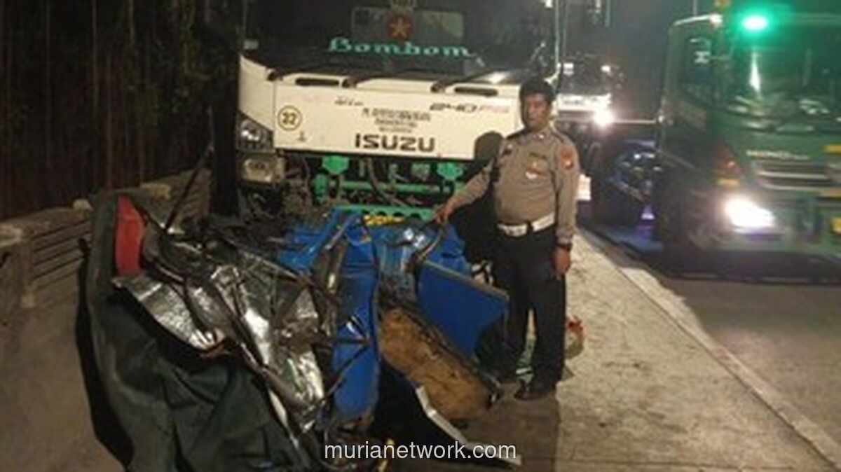 Bajaj Remuk Terjepit Dua Trailer di Turunan Marunda