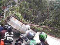 Seng Raksasa Ambruk di Mega Kuningan, Angin Kencang Dituding Jadi Penyebab