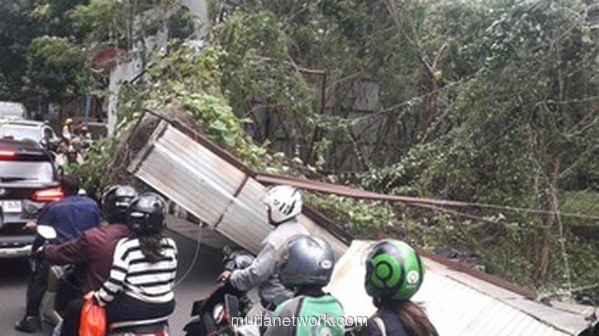 Seng Raksasa Ambruk di Mega Kuningan, Angin Kencang Dituding Jadi Penyebab