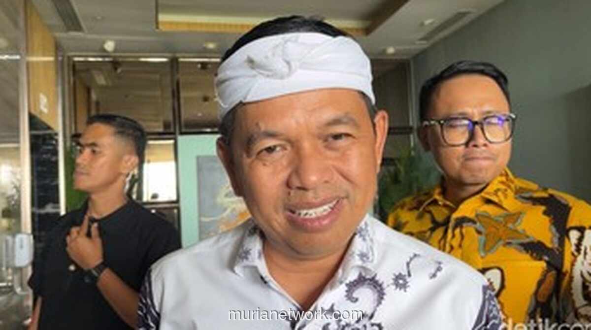 Dedi Mulyadi dan Payung di Sawah: Isyarat Asmara atau Sekadar Momen Biasa?