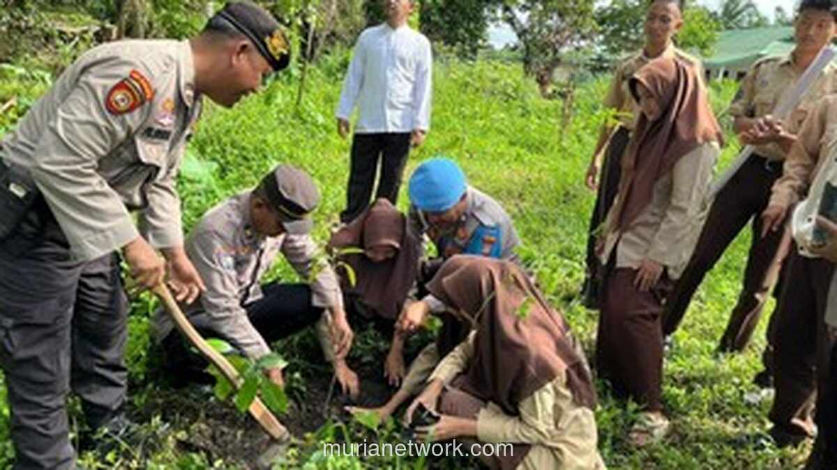Santri dan Polisi Satu Cangkul di Bukit Kapur, Wujudkan Green Policing Lewat Bibit