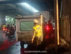 Mobil Boks Ringsek Usai Tabrak Bus TransJakarta di Cempaka Putih