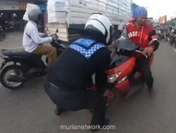 Polisi Angkat Ban Motor, Pengendara Nekat di Cibinong Langsung Jera