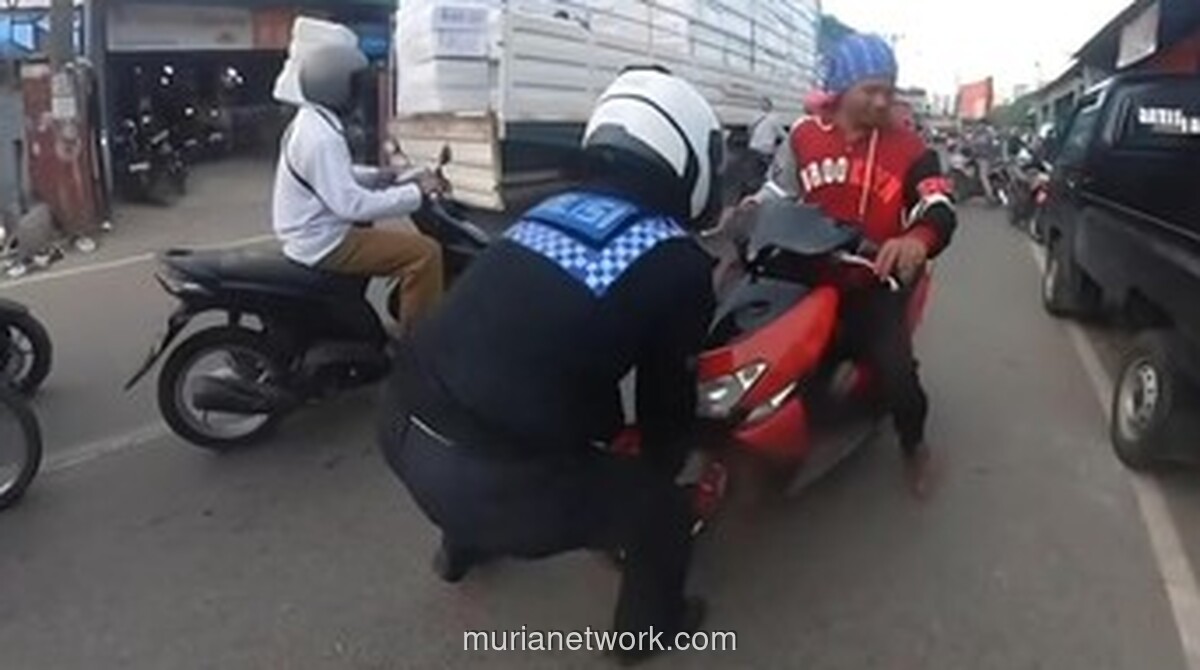 Polisi Angkat Ban Motor, Pengendara Nekat di Cibinong Langsung Jera