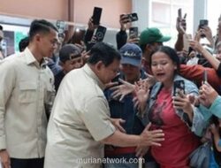 Prabowo Elus Perut Ibu Hamil Saat Menjenguk Korban Kecelakaan Sekolah