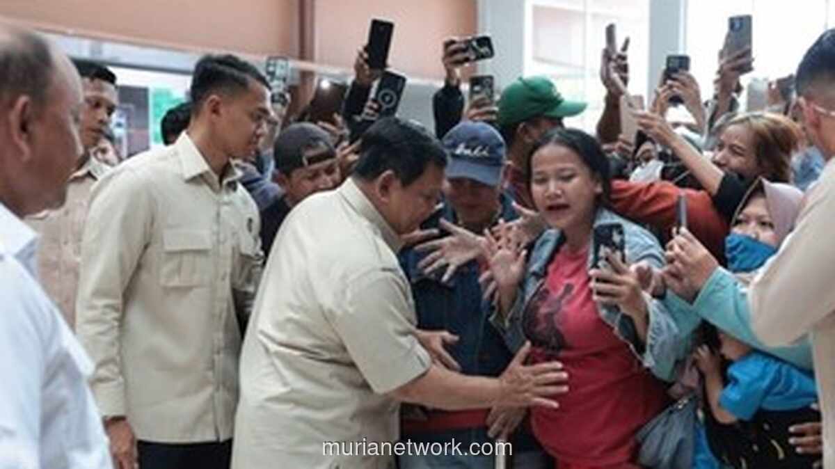 Prabowo Elus Perut Ibu Hamil Saat Menjenguk Korban Kecelakaan Sekolah