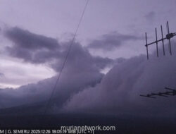 Semeru Erupsi di Balik Kabut, Warga Diimbau Tinggalkan Radius Bahaya