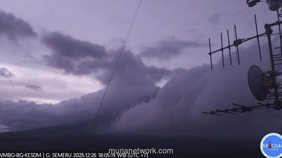 Semeru Erupsi di Balik Kabut, Warga Diimbau Tinggalkan Radius Bahaya