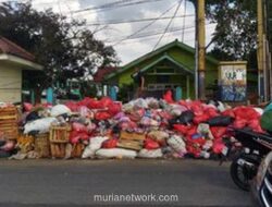 Gunungan Sampah di Ciputat dan Serpong Akhirnya Mulai Diangkut