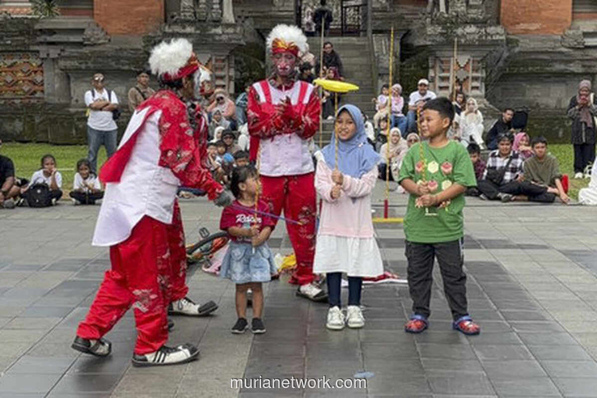 Trio Badut TMII: Saat Orang Libur, Justru Banjir Job
