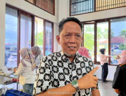 Jalan Provinsi di Lampung Barat Berubah Jadi Kubangan Lumpur Merah