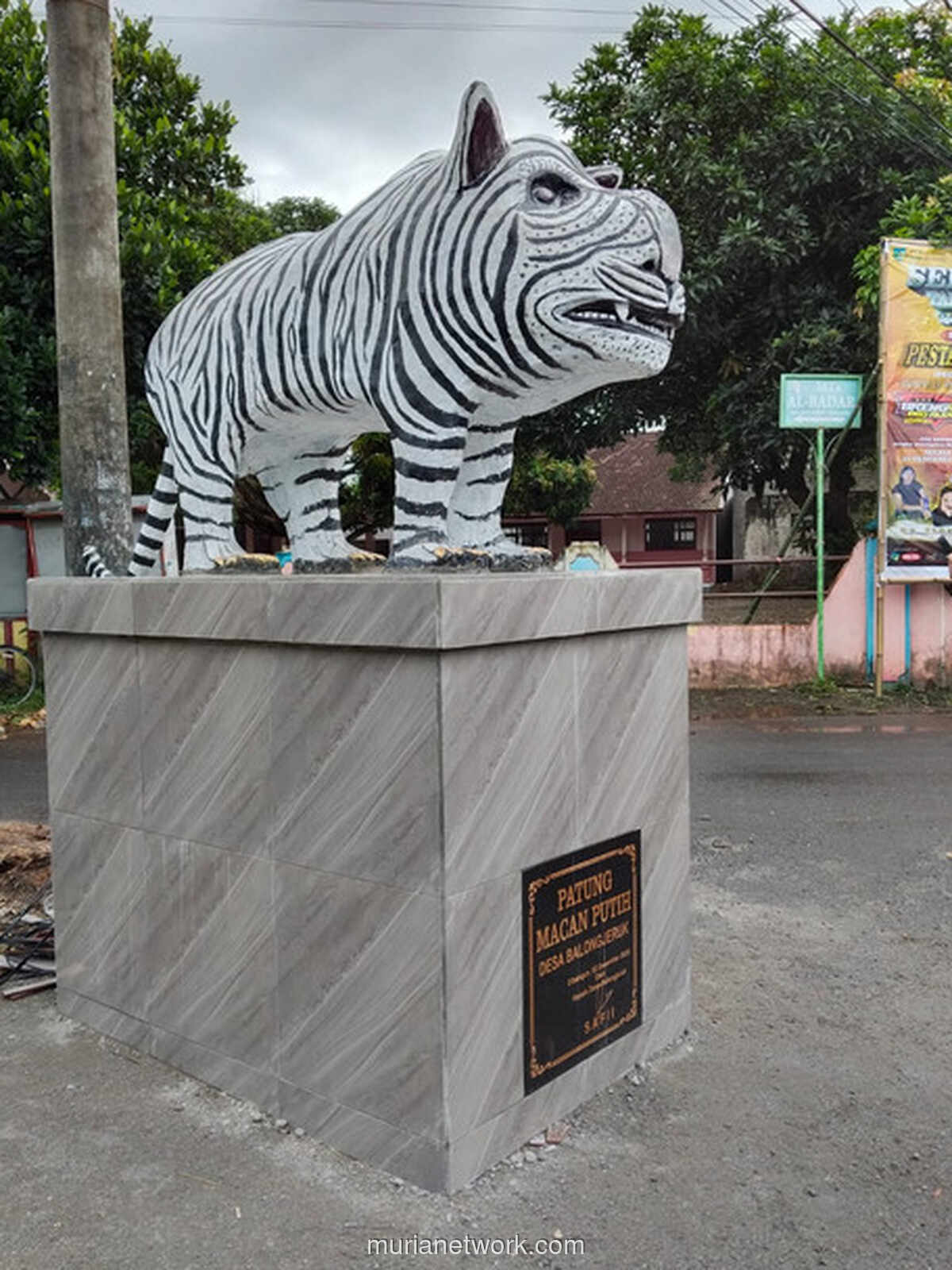 Patung Macan Putih Kediri Viral, Kepala Desa Janji Ganti dengan Versi Lebih Mirip