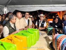 Muzani Serahkan Bantuan dan Janji Rp 708 Miliar untuk Perbaikan PDAM Pasca Banjir Padang