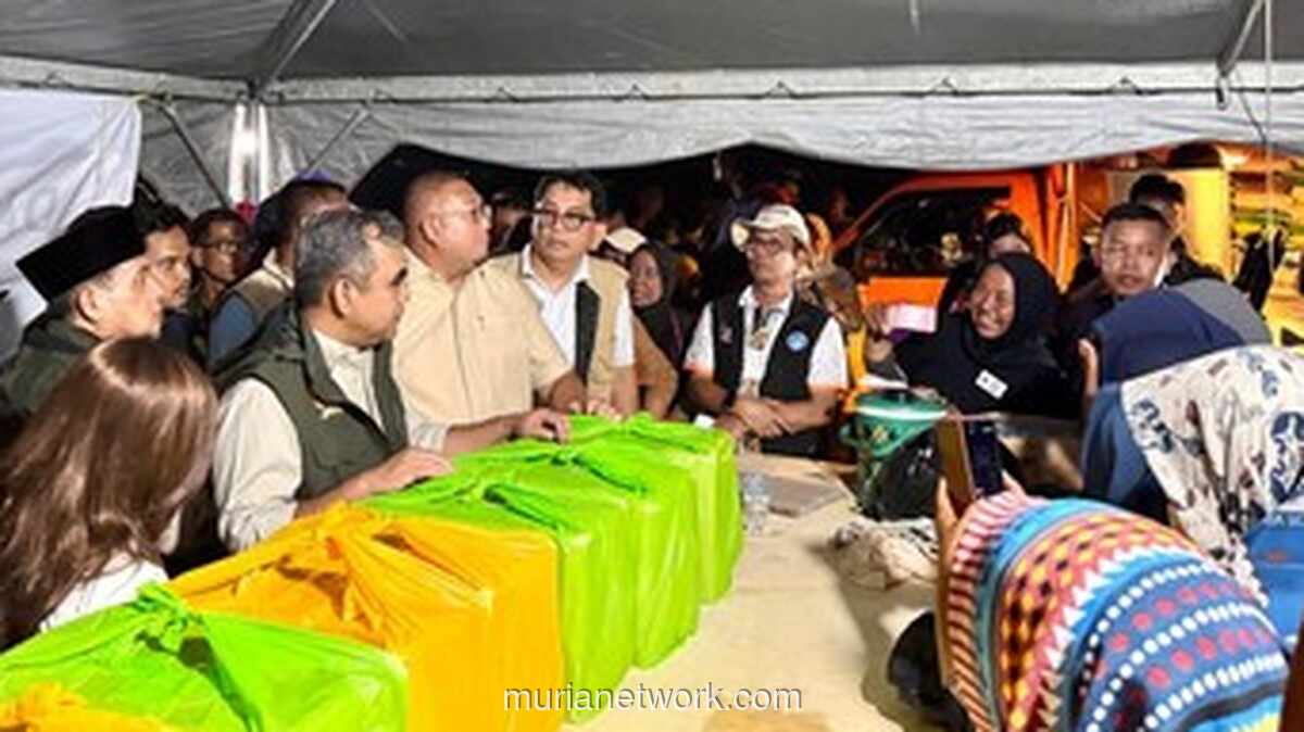 Muzani Serahkan Bantuan dan Janji Rp 708 Miliar untuk Perbaikan PDAM Pasca Banjir Padang