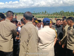 Prabowo Diterpa Hangat Warga Saat Tinjau Jembatan Putus di Aceh Utara