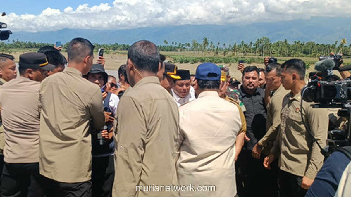 Prabowo Diterpa Hangat Warga Saat Tinjau Jembatan Putus di Aceh Utara