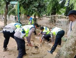 Polantas Bergerak, Selamatkan Al-Quran dan Bersihkan Masjid Terendam Banjir Aceh