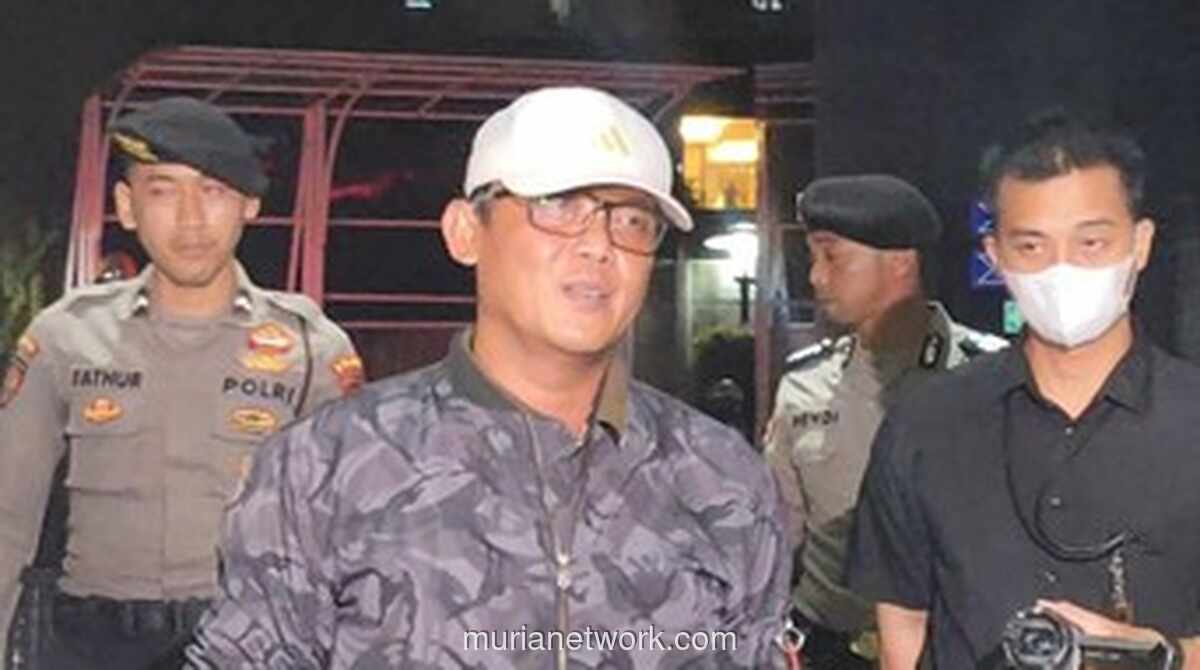 Bupati Lampung Tengah Diamankan KPK Usai Tiba dengan Koper Biru