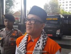 Mantan Wamenaker Noel Tampil dengan Syal Putih di KPK, Kasus Sertifikasi K3 Rp 81 Miliar Berlanjut