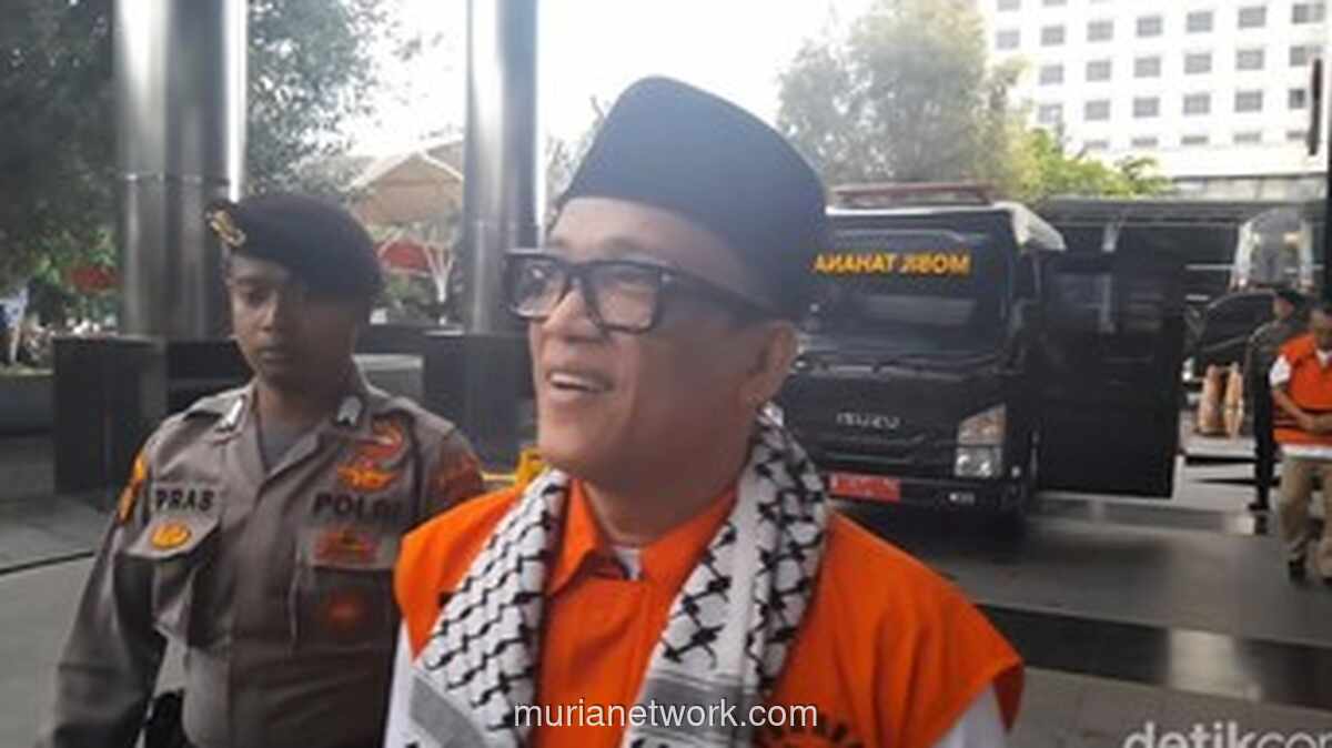 Mantan Wamenaker Noel Tampil dengan Syal Putih di KPK, Kasus Sertifikasi K3 Rp 81 Miliar Berlanjut