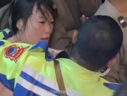 Warga China Mengamuk Usai Mobilnya Tewaskan Satu Pengendara Motor di Semarang