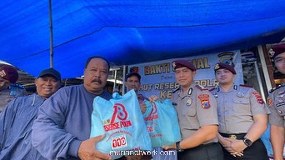 Hujan Tak Halangi Reserse Kalsel Bagikan 500 Paket Sembako di Hari Jadi