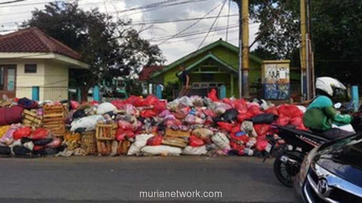 Warga Tangsel Geram, Gunungan Sampah di Kolong Flyover Ciputat Tak Kunjung Diangkut
