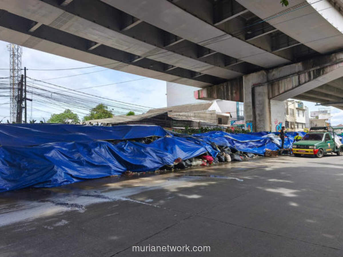 Sampah Menggunung Empat Hari, Kolong Fly Over Ciputat Jadi TPA Liar