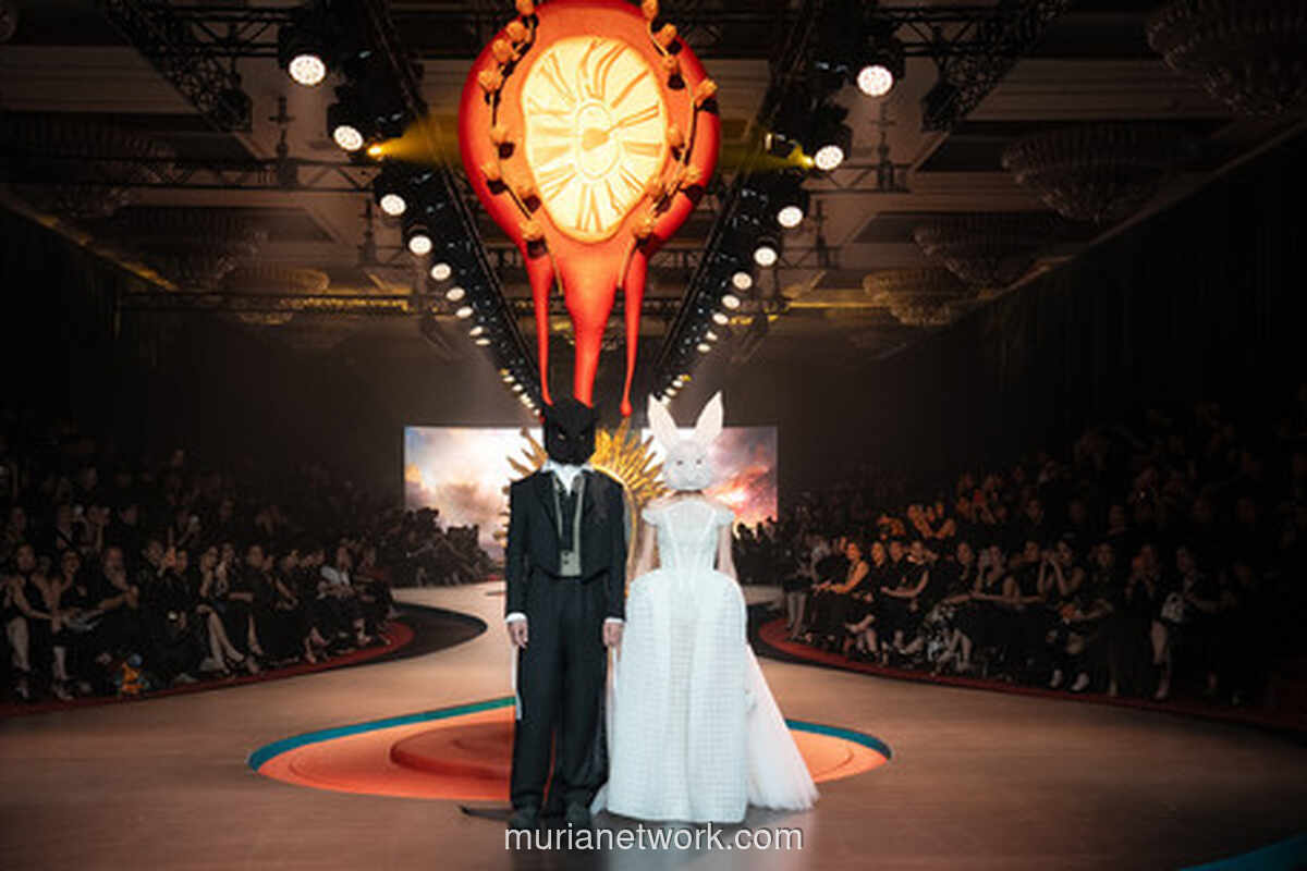 Séance Adrian Gan: Ketika Kain Ratusan Tahun dan Imaji Surealis Bertemu di Atas Panggung