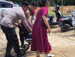 Polisi Sekadau Bantu Lansia ke Gereja, Operasi Lilin Kapuas 2025 Tampilkan Wajah Humanis